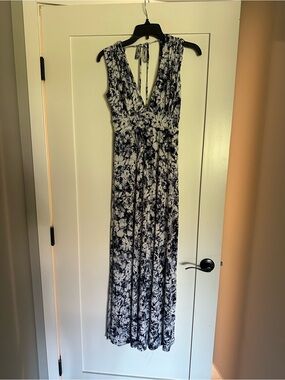 Veronica M Sleeveless V-Neck Floral Maxi Dress in Navy and White